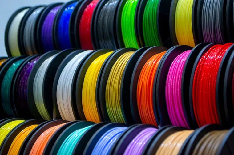 Cívky filamentu pro 3D tisk v různých barvách – PLA, PETG, ASA, TPU