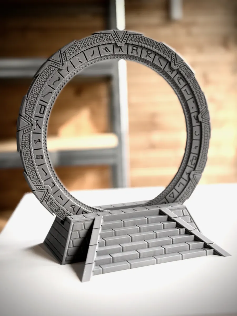Detailní šedý 3D tištěný model hvězdné brány se schody