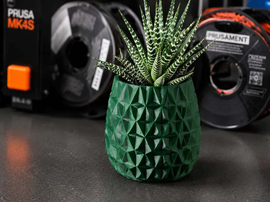 Zelený designový květináč z 3D tisku