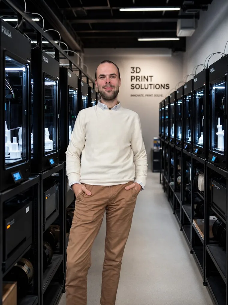 Vojtěch, majitel 3Dtisk Vojtěch, ve své tiskové dílně